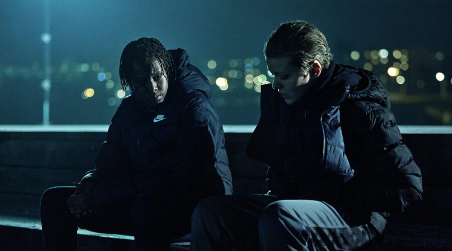 Da sinistra: Yasir Hassan nel ruolo di Billy e Olle Strand nel ruolo di Dogge in una scena di “Non Lasciarmi Cadere”. Credits: Courtesy of Netflix © 2023.