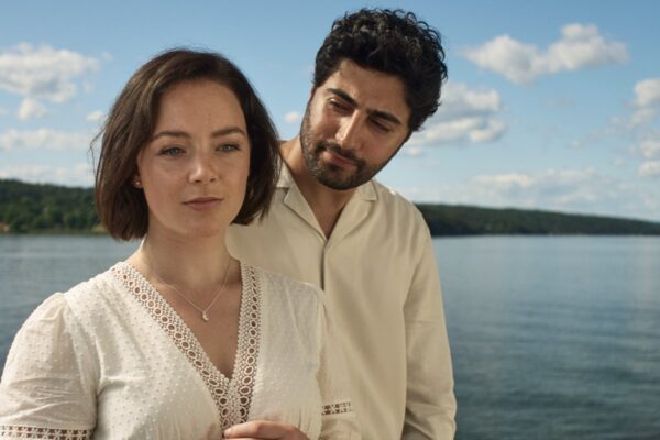 Da sinistra: Amalia Holm nel ruolo di Hanne, Peiman Azizpour nel ruolo di Darius in “Notte di mezza estate”. Credits: Courtesy of Netflix © 2023.
