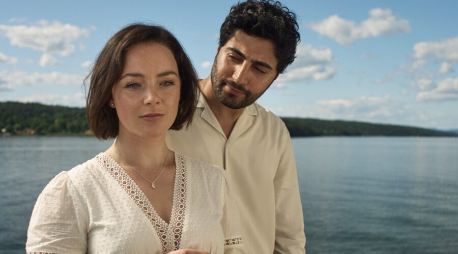Da sinistra: Amalia Holm nel ruolo di Hanne, Peiman Azizpour nel ruolo di Darius in “Notte di mezza estate”. Credits: Courtesy of Netflix © 2023.