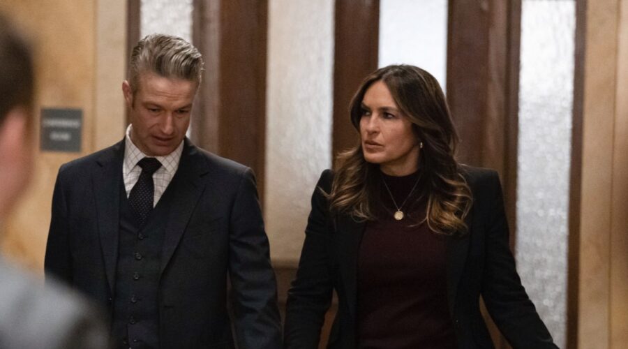 Da sinistra: Peter Scanavino (Sonny) e Mariska Hargitay (Olivia) in una scena di “Law & Order SVU” 25. Credits: NBC/Sky.