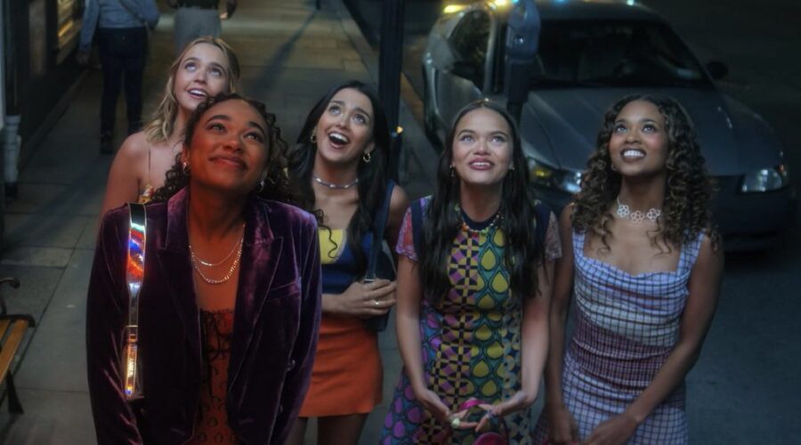 Da sinistra a destra: Bailee Madison, Chandler Kinney, Maia Reficco, Malia Pyles e Zaria in una scena di “Pretty Little Liars: Summer School”. Credits: Amazon Prime Video.