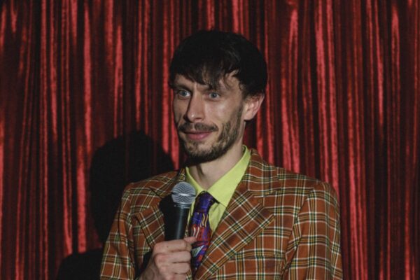 Richard Gadd in una scena di “Baby Reindeer”. Credits: Netflix.