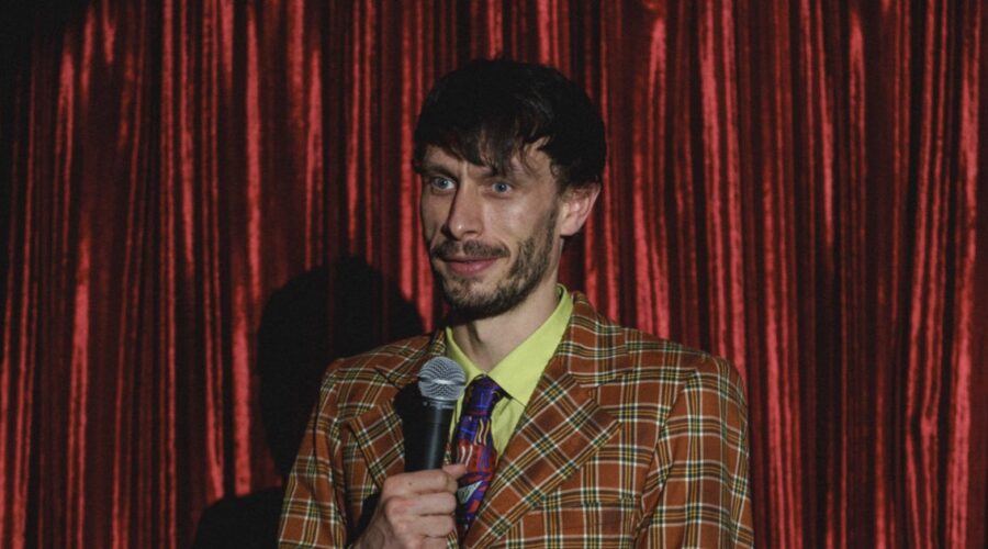 Richard Gadd in una scena di “Baby Reindeer”. Credits: Netflix.