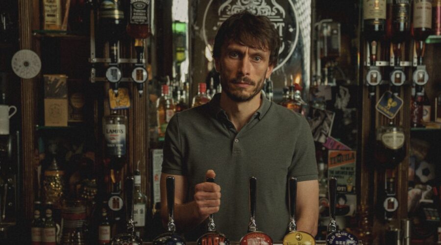 Richard Gadd in una scena di “Baby Reindeer”. Credits: Netflix.