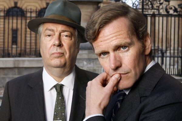 Da sinistra: Roger Allam (Fred Thursday) e Shaun Evans (Endeavour Morse) nella locandina ufficiale di “Endeavour”. Credits: ITV/Giallo.