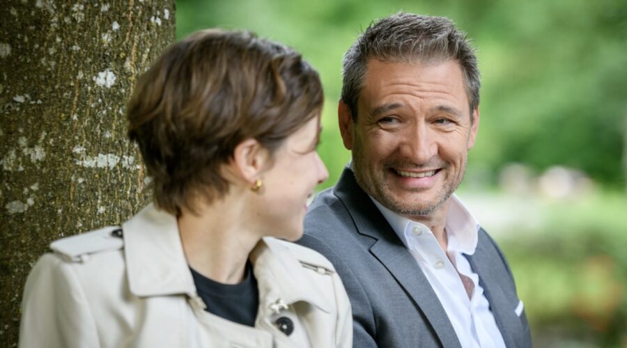 Da sinistra: Dorothée Neff (Eleni) e Dieter Bach (Christoph Saalfeld) in una scena di “Tempesta D'Amore”. Credits: Das Erste/RTI Mediaset.