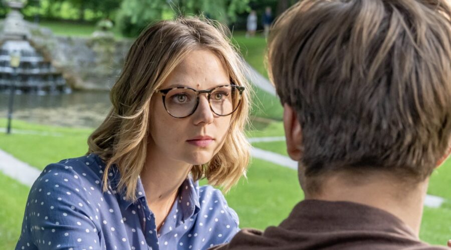 Da sinistra: Lena Conzendorf nei panni di Josephine Klee e Sandro Kirtzel in quelli di Paul Lindbergh in una scena di “Tempesta D'Amore”. Credits: Mediaset.