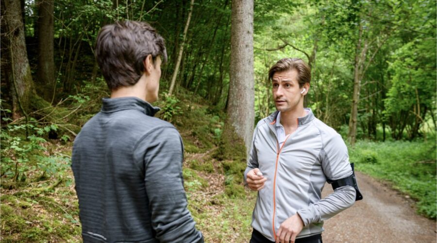 Da sinistra: Carl Bruchhäuser (Leon Thormann) e Sandro Kirtzel (Paul) in una scena della puntata di “Tempesta D'amore” in onda su Rete 4. Credits: Das Erste/Mediaset.