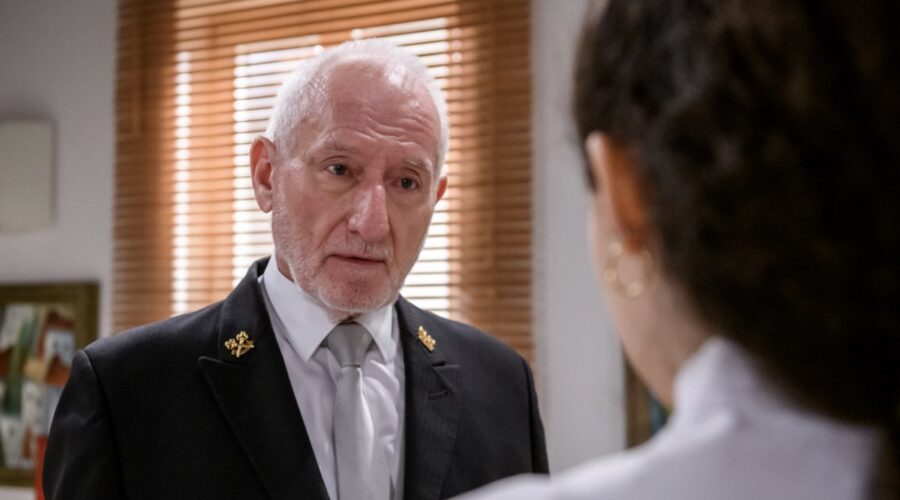 Da sinistra: Sepp Schauer (Alfons Sonnbichler) e Merve Çakır (Shirin) in “Tempesta D'Amore”. Credits: RTI Mediaset.