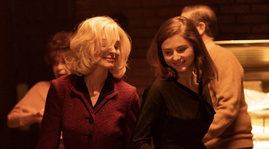 Thomasin Mckenzie E Anne Hathaway In Eileen Credits Lucky Red E Universal