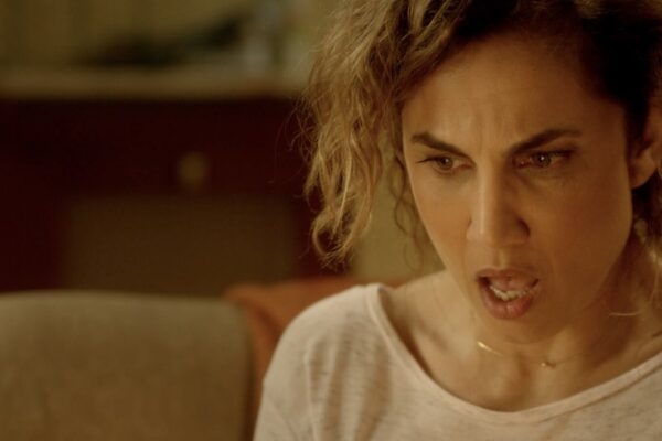 Toni Ascosta in una scena di “4 Mamme Per Un Delitto”. Credits: Mediaset Infinity.