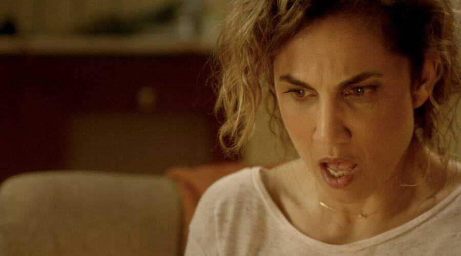 Toni Ascosta in una scena di “4 Mamme Per Un Delitto”. Credits: Mediaset Infinity.