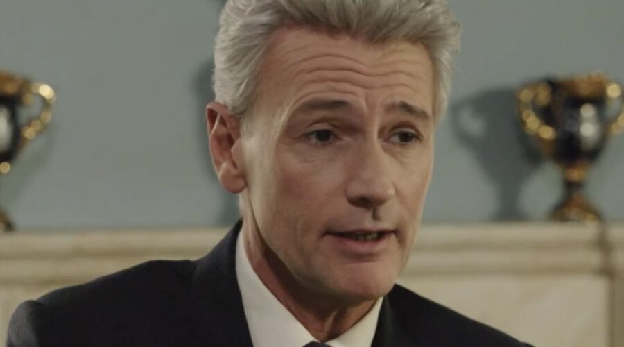 Roberto Farnesi (Umberto Guarnieri) in una scena della puntata 83 de “Il Paradiso Delle Signore 8”. Credits: Rai.