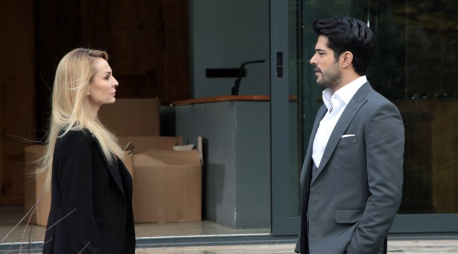 Da sinistra: Nese Baykent (Vildan Acemzade Sezin) e Burak Özçivit (Kemal Soydere) in una scena di “Endless Love”. Credits: RTI Mediaset.
