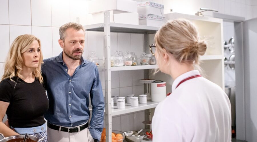 Da sinistra:Tanja Lanäus (Yvonne Klee), Sven Waasner (Erik Vogt) e Lena Conzendorf (Josephine Klee) in una scena di “Tempesta D'Amore”. Credits: Das Erste/RTI Mediaset.