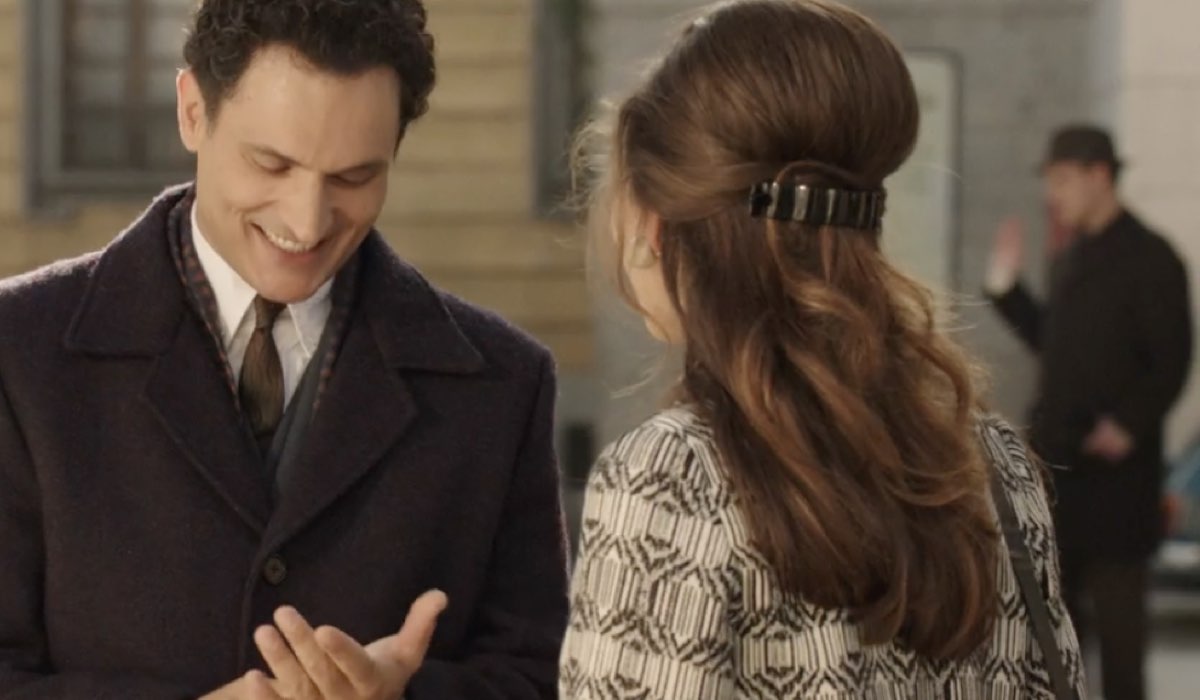 Da sinistra: Alessandro Tersigni (Vittorio Conti) e Gloria Radulescu (Marta Guarnieri) in una scena della puntata 96 de “Il Paradiso Delle Signore 8”. Credits: Rai.