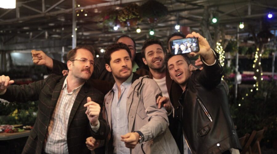 Da sinistra: Ali Yağcı (Burak Yangel) e Furkan Andic (Demir) in una scena di “Everywhere I Go - Coincidenze d'amore”. Credits: Mediaset Infinity.