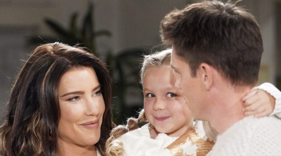 Da sinistra: Jacqueline MacInnes Wood (Steffy), Sophia McKinlay (Kelly Spencer) e Tanner Novlan (Finn) in una scena di 