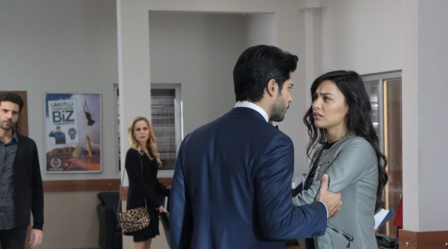 Da sinistra: Burak Özçivit (Kemal Soydere) e Melisa Pamuk (Asu Alacahan) in una scena di “Endless Love”. Credits: RTI Mediaset.