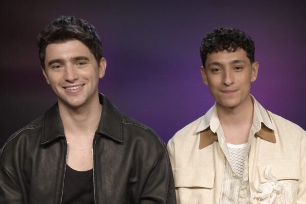 Da sinistra: George Rexstrew e Jayden Revri nell'intervista per “Dead Boy Detectives”. Credits: Cattura schermo/Tvserial.it.