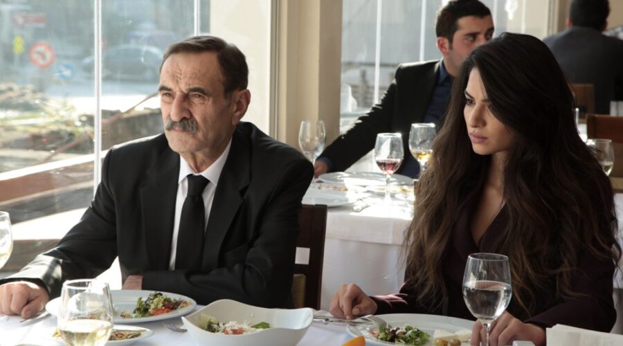 Da sinistra: Metin Coskun (Hakki Alacahan) e Melisa Pamuk (Asu Alacahan) in “Endless Love”. Credits: RTI Mediaset.