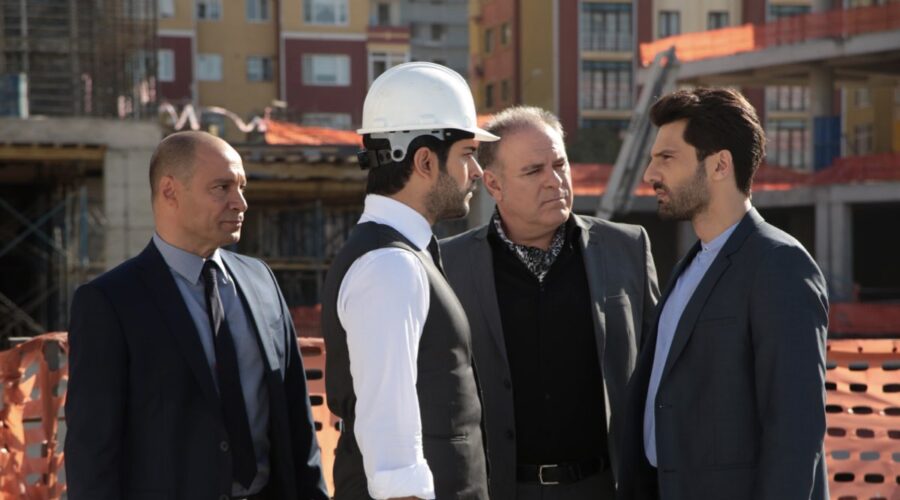 Da sinistra: Burak Özçivit (Kemal Soydere) e Kaan Urgancioglu (Emir Kozcuoglu) in una scena di “Endless Love”. Credits: RTI Mediaset.