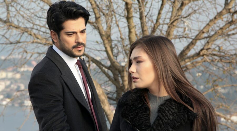 Da sinistra: Burak Özçivit (Kemal Soydere) e Neslihan Atagül (Nihan) in una scena di “Endless Love”. Credits: RTI Mediaset.