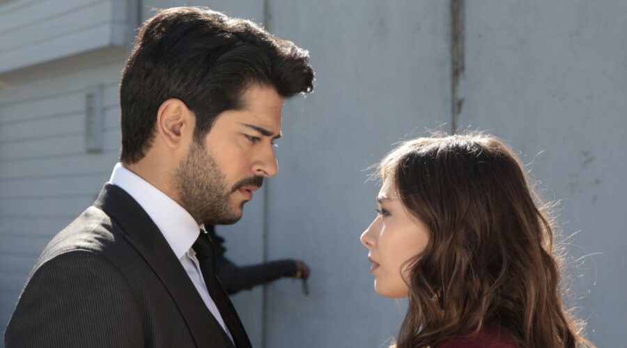 Da sinistra: Burak Özçivit (Kemal Soydere) e Neslihan Atagül (Nihan) in una scena di “Endless Love”. Credits: RTI Mediaset.