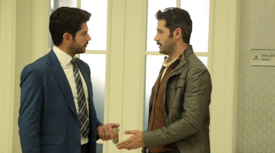 Da sinistra: Burak Özçivit (Kemal Soydere) e Rüzgar Aksoy (Tarik) in una scena di “Endless Love”. Credits: RTI Mediaset.