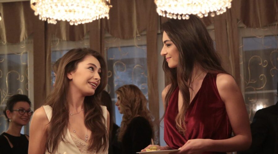 Da sinistra: Neslihan Atagül (Nihan Sezin) e Melisa Pamuk (Asu Alacahan) in una scena di “Endless Love”. Credits: RTI Mediaset.