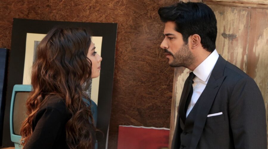 Da sinistra: Neslihan Atagül (Nihan) e Kaan Urgancioglu (Emir) in una scena di “Endless Love”. Credits: RTI Mediaset.