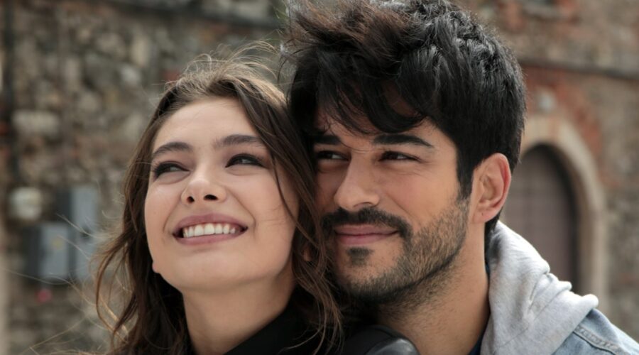 Da sinistra: Neslihan Atagül (Nihan) e Burak Özçivit (Kemal Soydere) in una scena di “Endless Love”. Credits: RTI Mediaset.