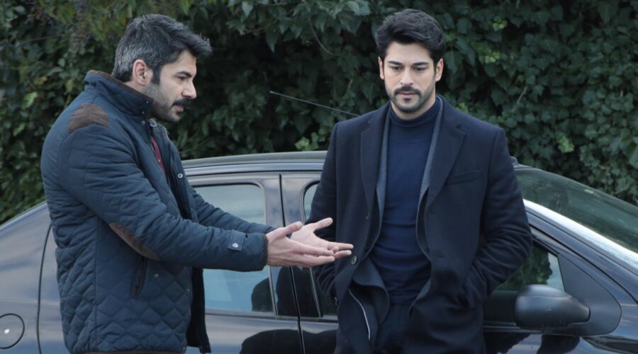 Da sinistra: Ruzgar Aksoy (Tarik Soydere) e Burak Özçivit (Kemal Soydere) in una scena di “Endless Love”. Credits: RTI Mediaset.