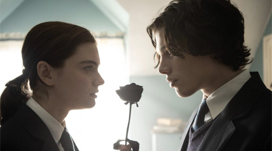 Da sinistra: Caterina Ferioli (Nica) e Simone Baldasseroni (Rigel) in “Fabbricante di Lacrime”. Credits: Loris T. Zambelli.