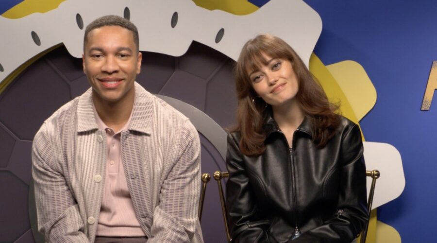 Da sinistra: Aaron Moten ed Ella Purnell nell'intervista di “Fallout”. Credits: Cattura schermo/Tvserial.it.