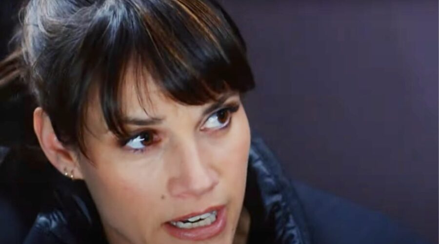 Missy Peregrym (Agente Speciale Maggie Bell) in una scena della sesta stagione di “FBI”. Credits: Cattura schermo/YouTube.