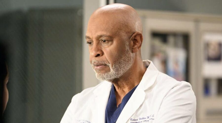 James Pickens, Jr. (Richard Webber) in una scena della ventesima stagione di “Grey's Anatomy”. Credits: Disney+.