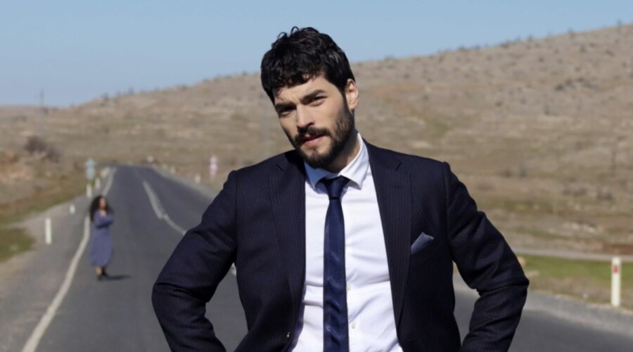 Akın Akınözü (Miran Aslanbey/Şadoğlu) in una scena di “Hercai”. Credits: Real Time.