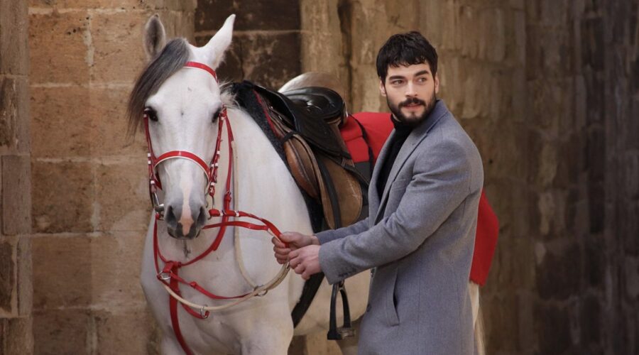Akın Akınözü (Miran Aslanbey/Şadoğlu) in una scena di “Hercai”. Credits: Real Time.