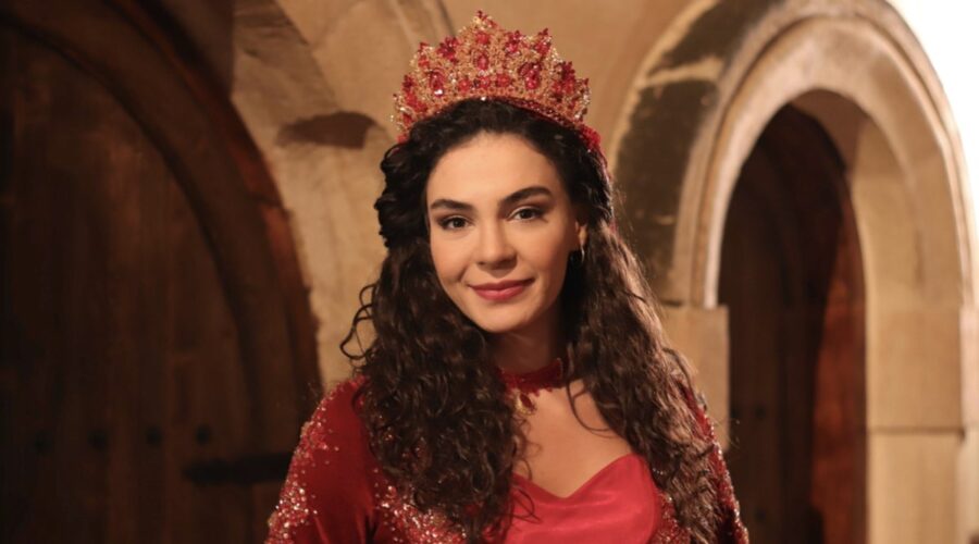 Ebru Şahin (Reyyan Aslanbey/Şadoğlu) in una scena di “Hercai”. Credits: Real Time.