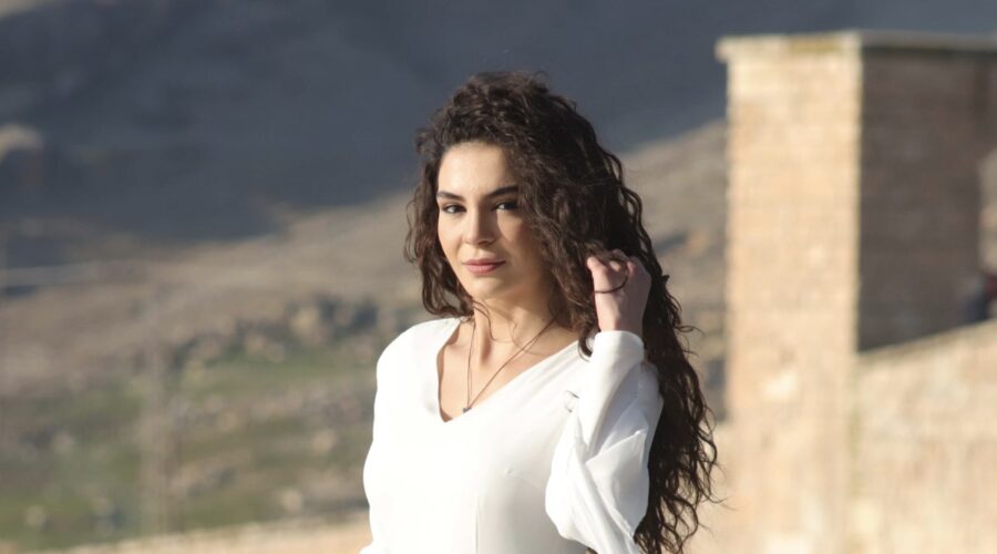 Ebru Şahin (Reyyan Aslanbey/Şadoğlu) in una scena di “Hercai”. Credits: Real Time.