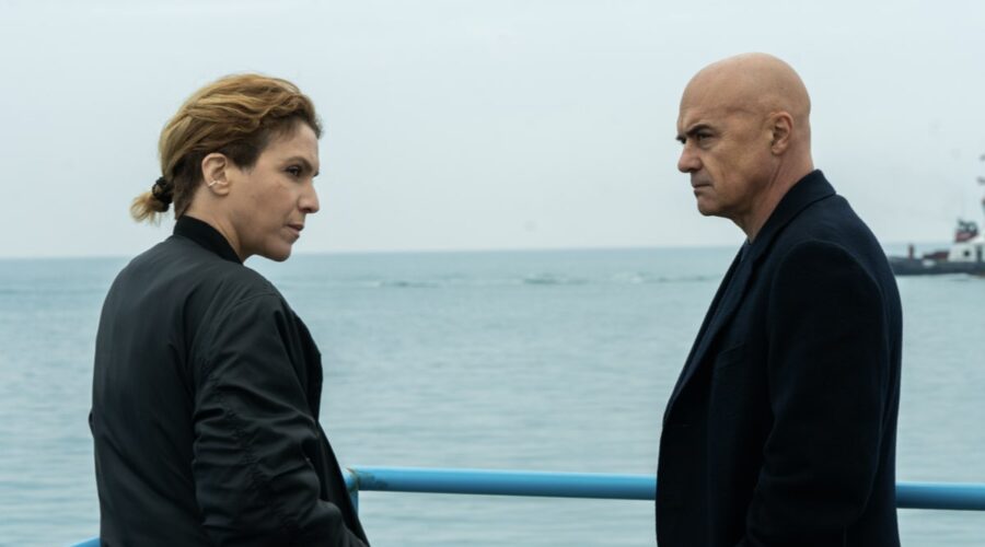 Da sinistra: Sonia (Isabella Ragonese) e Bruno (Luca Zingaretti) in una scena de “Il Re 2”. Credits: Sky Studios/Zocotoco.