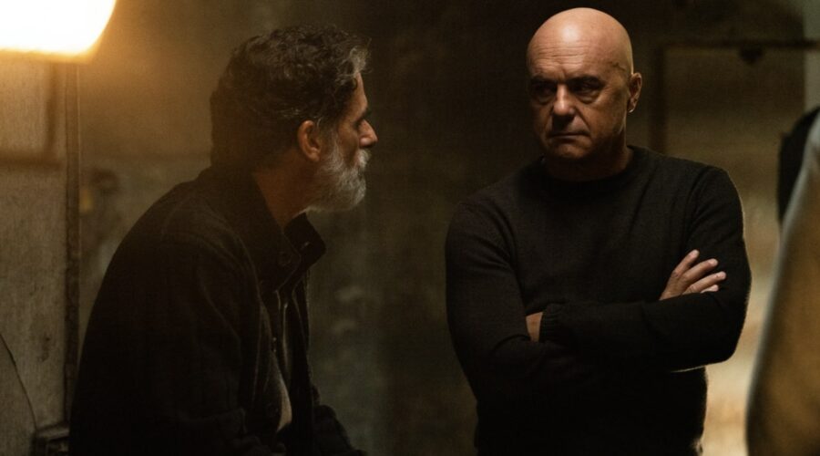 Da sinistra: Vittorio Mancuso (Thomas Trabacchi) e Bruno (Luca Zingaretti) in una scena de “Il Re 2”. Credits: Sky Studios/Zocotoco.