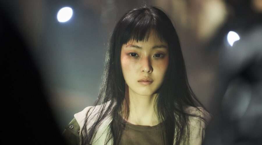 Jeon So-nee in una scena di “Kiseiju - La zona grigia”. Credits: Netflix.