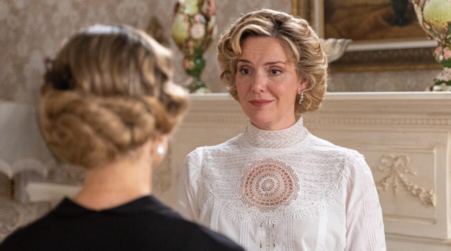 Da sinistra: Lisi Linder (Elisa de Grazalema) ed Eva Martín (Cruz Ezquerdo) in una scena de “La Promessa”. Credits: Mediaset.