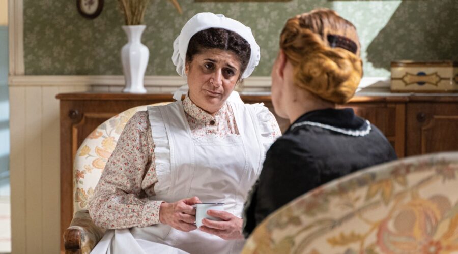 Da sinistra: Teresa Quintero (Candela García) e María Castro (Pia Adarre) in una scena de “La Promessa”. Credits: RTI Mediaset.