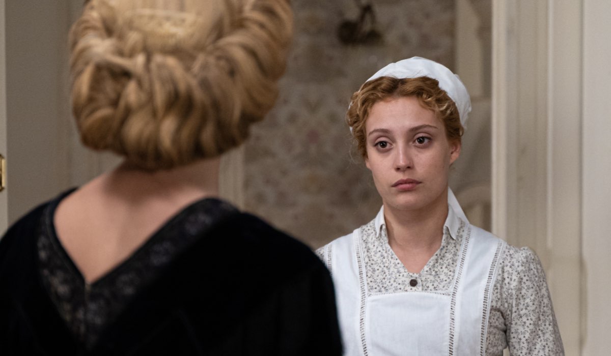 Da sinistra: Eva Martín (Cruz Ezquerdo) e Ana Garces (Jana Exposito) in una scena de “La Promessa”. Credits: RTI Mediaset.