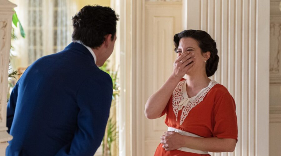 Da sinistra: Xavi Lock (Curro De La Mata) e Amparo Piñero (Martina Luján) ne “La Promessa”. Credits: RTI Mediaset.