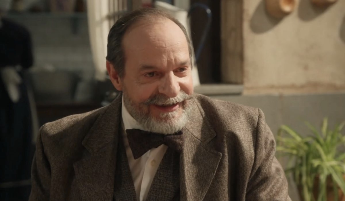 Ramón Ibarra interpreta Don Carlos Orengo ne “La Promessa”. Credits: Cattura schermo/Mediaset Infinity.