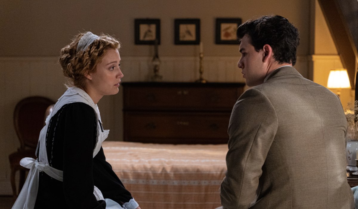 Da sinistra: Ana Garces (Jana Exposito) e Xavi Lock (Curro De La Mata) in una scena de “La Promessa“. Credits: Bambú Producciones/RTVE/RTI Mediaset.